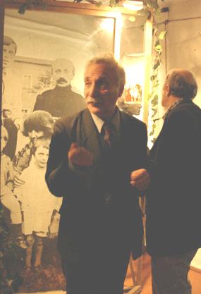 Л.К.Готгельф показывает гостям одну из экспозиций, посвященных Цветаевым