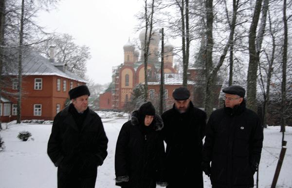 В Пюхтицком монастыре. Слева направо:С.М.Некрасов, матушка Таисия, А.Н.Варламов, В.А.Москвин