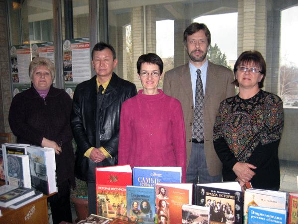 Б.Т.Койчуев (зав. кафедройистории и теории литературы КРСУ),А.С.Федотов, сотрудницы библиотеки,крайняя справа - И.В.Смирнова (директор научной библиотеки КРСУ