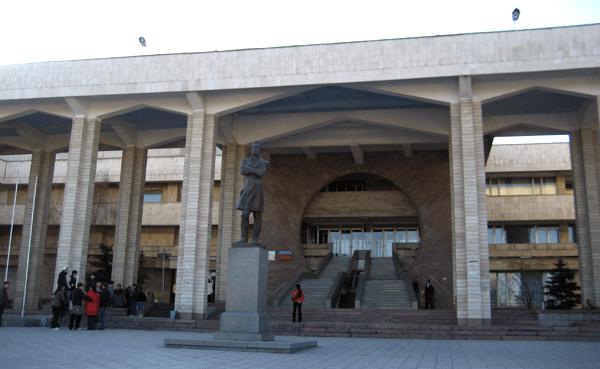 Памятник А.С.Пушкину перед главным входом в Кыргызско-Российский Славянский университет