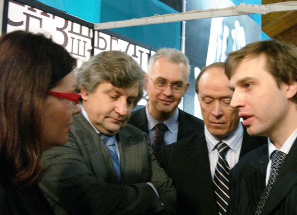 Хелена Демакова (министр культуры Латвии), Владимир Григорьев (советник руководителяФедерального агентства по печати имассовым коммуникациям РФ (ФАПМК)), Юрий Сергеевич Пуля (начальникУправления по делам книгоиздания ФАПМК), Александр Альбертович Вешняков(Посол России в Латвии), Александр Николаевич Воропаев (начальник отдела выставок ФАПМК). На стенде издательства «Русский путь» Хелена Демакова (министр культуры Латвии), Владимир Григорьев (советник руководителяФедерального агентства по печати имассовым коммуникациям РФ (ФАПМК)), Юрий Сергеевич Пуля (начальникУправления по делам книгоиздания ФАПМК), Александр Альбертович Вешняков(Посол России в Латвии), Александр Николаевич Воропаев (начальник отдела выставок ФАПМК). На стенде издательства «Русский путь»