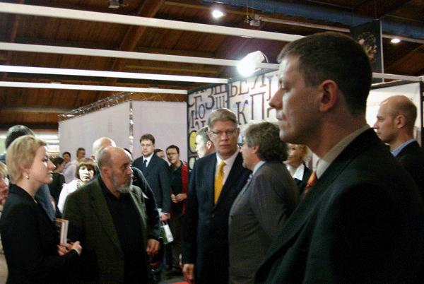 Президент Латвии Валдис Затлерс (в центре) на стенде российских издательств