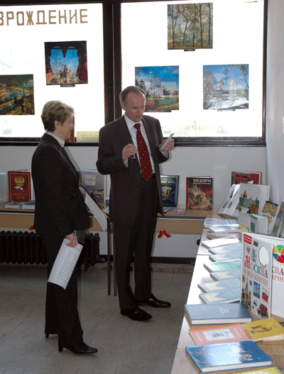 Т.А.Королькова и В.А.Москвин во время подготовки выставки книг российских издательств