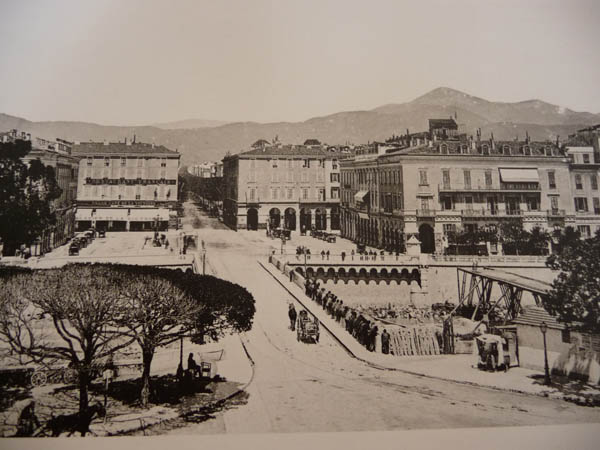 Фото 6. Центральная площадь Ниццы носит имя наполеоновского генерала Массена. Так она выглядела в 1854 году