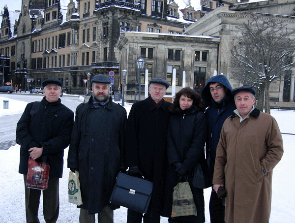 Н.П.Исаев (крайний слева) и московская делегация