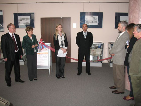 Выступает организатор выставки д-р Ивона Анна Ндьяй