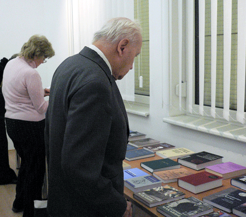 На книжной выставке