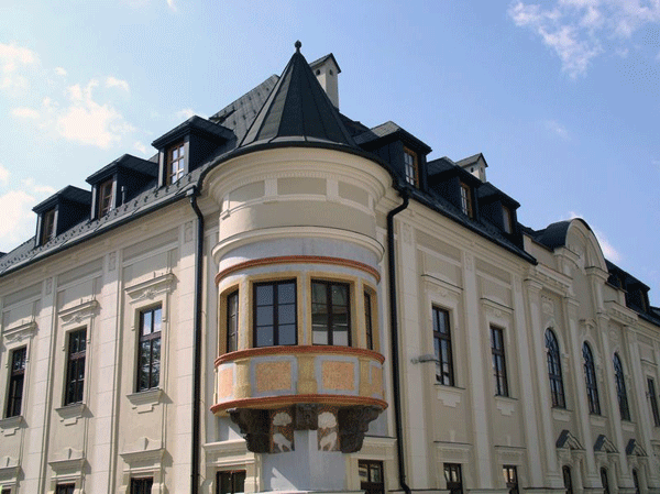 Здание научной библиотеки, эркерное окно кабинета – резиденции президента Словакии в г. Банска Быстрица