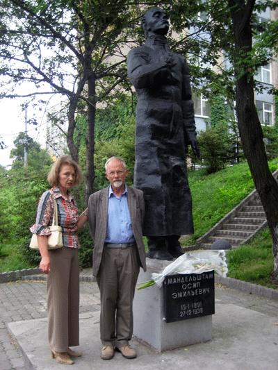 И.В.Романова и Н.А.Струве у памятника О.Э.Мандельштаму