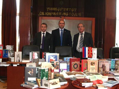  №1 слева направо: атташе по культуре Посольства РФ в Македонии А.Е.Алексеев, руководитель службы протокола Посольства РФ в Македонии Сурен Еритсян, декан Филологического факультета Университета «Св. Кирилла и Мефодия» проф., др. Максим Каранфиловски
