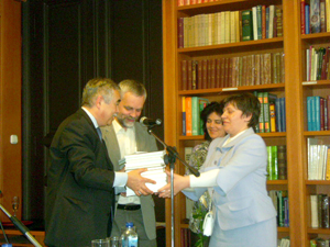 книги Центра русистики в дар Дому