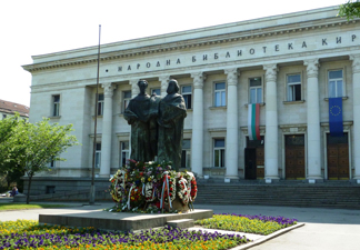Памятник Св. Кириллу и Мефодию перед Народной библиотекой г. Софии