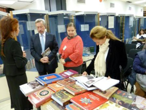 Генеральный консул РФ В.Л. Коротков на открытии книжной выставки