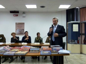 Генеральный консул РФ В.Л. Коротков на открытии книжной выставки.