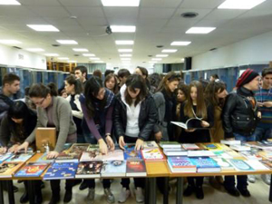 Студенты Мессинского университета на выставке книг Дома русского зарубежья