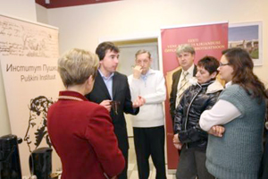 Общение с гостями на открытии выставки Общение с гостями на открытии выставки