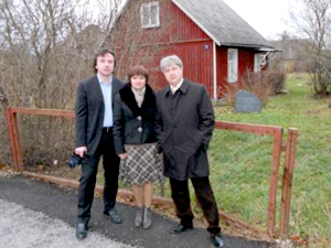 В.Дударев, Е.Кривова, А.Красноглазов у дома Игоря Северянина в Тойла