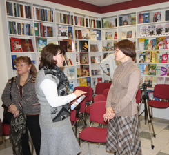 На книжной выставке