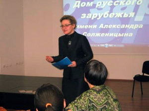 И. Розанова рассказывает об архивном и музейном собраниях ДРЗ
