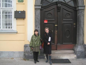 И. Розанова и Т. Иринархова у здания Архива Республики Словения
