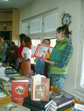 На книжной выставке