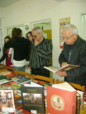 На книжной выставке