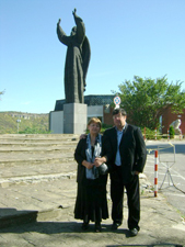 Доцент Л.Цонева и В.Леонидов у статуи Св. Ефтимия на Святой Горе