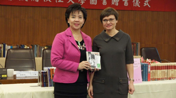 Тожественный момент передачи книг