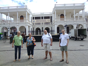 перед открытием фестиваля: представитель Россотрудничества в Никарагуа А. А. Мелик-Шахназаров; никарагуанская поэтесса Елена Рамос; российский поэт Федор Сваровский; российский поэт Юрий Цветков;