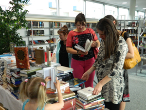 На книжной выставке