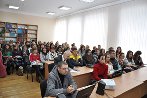 Студенты Университета на церемонии передачи книг в дар