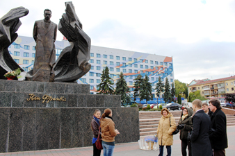 Российская делегация у памятника Ивану Франко