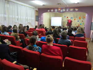 Н.Егорова выступает с презентацией ДРЗ в Центре детского и семейного чтения г. Вышний Волочек