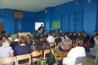 В.Леонидов выступает в Горняцкой средней общеобразовательной школе Вышневолоцкого района