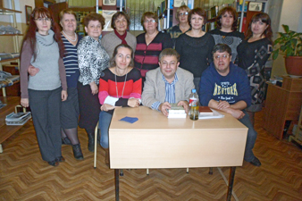 Максим Амелин, Виктор Леонидов и Надежда Егорова с сотрудниками Центральной библиотеки г. Вышний Волочек