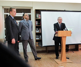 Слева направо: руководитель Представительства Россотрудничества в Армении М. Калинин, ректор РАУ А. Дарбинян, В. Угаров