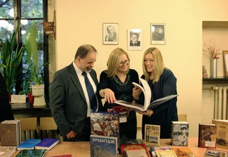 На выставке: А. Вавжиньчак, К. Ястржембска, С. Романова