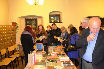 На книжной выставке