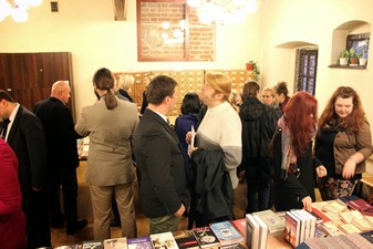 На книжной выставке