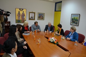 Встреча в деканате Философского факультета: Справа налево: делегация ДРЗ им. А.Солженицына - Т.К.Савченко, Т.Ю.Иринархова; посол РФ в Боснии П.А.Иванцов, пресс-атташе Посольства РФ В.Дульнев, декан Философского факультета М.Бабич и др. Встреча в деканате Философского факультета: Справа налево: делегация ДРЗ им. А.Солженицына - Т.К.Савченко, Т.Ю.Иринархова; посол РФ в Боснии П.А.Иванцов, пресс-атташе Посольства РФ В.Дульнев, декан Философского факультета М.Бабич и др.
