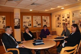 Подписание договора о сотрудничестве. Слева направо: директор ДРЗ В.А.Москвин, зам. директора Н.Ф.Гриценко, зав.отделом культуры российского зарубежья ДРЗ Т.В.Марченко и польские гости - И.А.Ндяй, Б.Козак