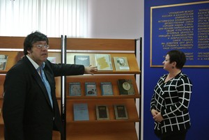 Дар книг библиотеке филиала (В.В. Леонидов и директор библиотеки филиала Т.В. Чайковская)