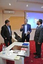С директором университетской библиотеки Б. Оразалиевым