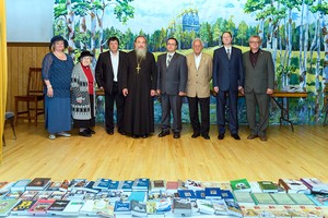 (слева направо): президент Русско-Канадского культурно-просветительного общества Ольга Гребенчук, почетный президент Русско-Канадского культурно-просветительного общества Мария Благовещенская, Виктор Леонидов, протоиерей Владимир Мальченко, Павел Трибунский, президент Канадской ассоциации ветеранов Второй мировой войны из Советского Союза Вячеслав Волков, заместитель генерального консула в Канаде Сергей Черненко, президент Русского Конгресса Канады Валентин Лосев. Фото И.П. Илюткина