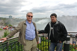 президент Русского Конгресса Канады Валентин Лосев и Виктор Леонидов на Ниагарском водопаде