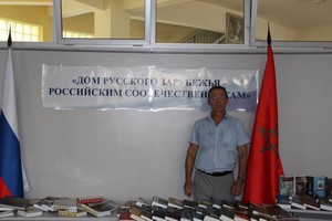 В. Заварзин с книгами