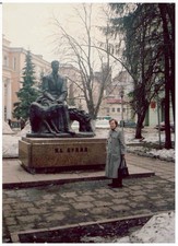 В.Гречанинова у памятника И.Бунину