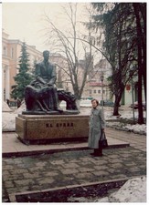 В.Гречанинова у памятника И.Бунину