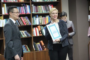 Вручение благодарственного письма ДРЗ: Мирас Дауленов и Светлана Романова