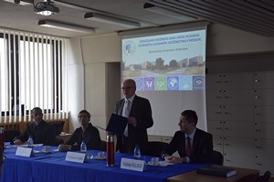Выступает ректор университета Ф. Данё